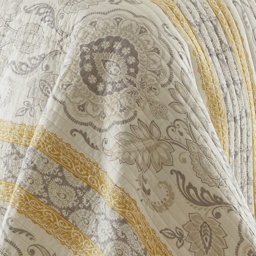 Juego de Colcha Levtex Home - St. Claire - Colcha King + Dos Fundas de Almohada King - Suzanis y Paisleys - Gris y Amarillo - Tamaño de la Colcha (106x92in.) y Tamaño de la Funda de Almohada (36x20in.) - Reversible - Imagen 5