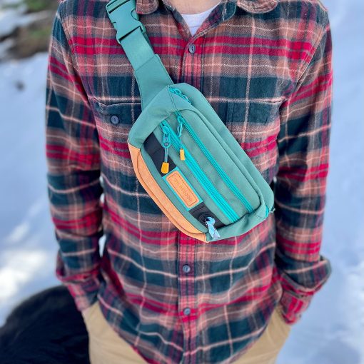 Bolsa de cintura de utilidad Wilderdog para guardar golosinas, pelotas, llaves en 3 bolsillos con correa ajustable y dispensador de bolsas de caca (Evergreen) - Imagen 3