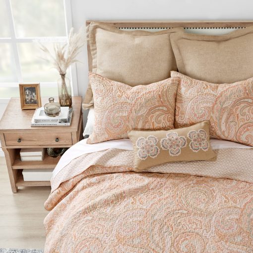 Levtex Home - Juego de Colcha Spruce Coral - Colcha Full/Queen (88x92 pulg.) + Dos Fundas de Almohada Estandar (26x20 pulg.) - Estampado de Paisley en Coral y Beige - Reversible - Algodon - Imagen 3