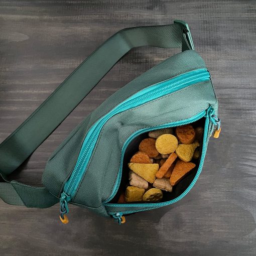 Bolsa de cintura de utilidad Wilderdog para guardar golosinas, pelotas, llaves en 3 bolsillos con correa ajustable y dispensador de bolsas de caca (Evergreen) - Imagen 4