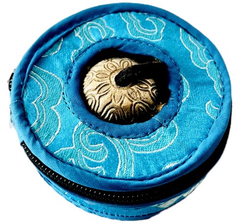 QT S Campanas Cimbalo Tingsha Om de Meditacion Yoga Hechas a Mano Tibetanas, conjunto con Bolsa unica Hecha a Mano (Campanas Tingsha Budistas de 2.75 Pulgadas, Mantra Om Mani Padme Hum) Hechas en el Pais de Buda Nepal (Azul)