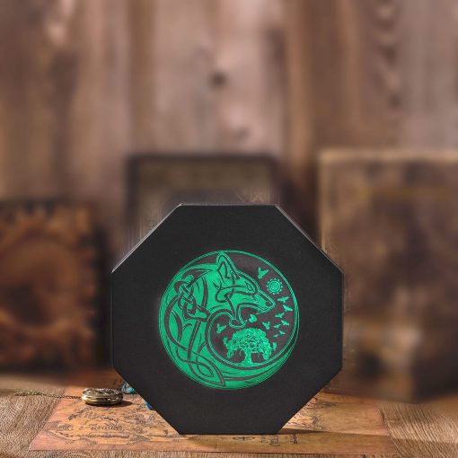 Bandeja de Dados DND - Bandeja de Dados Premium de 8 Pulgadas Dungeons and Dragons - Diseno Exquisito Detallado del arbol del Mundo Verde y Lobo Cuervo - Bandeja Perfecta para Tirar Dados de RPG con Almacenamiento de Dados de D&D - Imagen 7