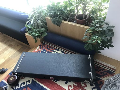 Estuche rigido cuadrado para guitarra electrica de alta calidad Lykos ST actualizado con micro surcos planos Flat Tweed para estilo ST TL con cerradura de pestillo acolchada (Negro) - Imagen 5