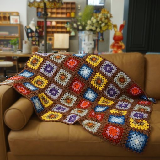Manta hecha a mano de ganchillo estilo cuadrado de la abuela para regalo durante todo el año Decoracion de interiores y exteriores Manta de viaje de acento para sofa coche cama sillon sala de estar dormitorio 49" x35" (Marron)