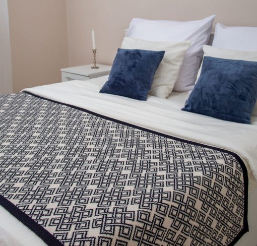 SAOL Aran Soft Bed Scarf de Lana Mezclada de Irlanda con Nudo Celta para Habitacion en Casa Hotel (Azul Marino, King 96"x32") - Imagen 2