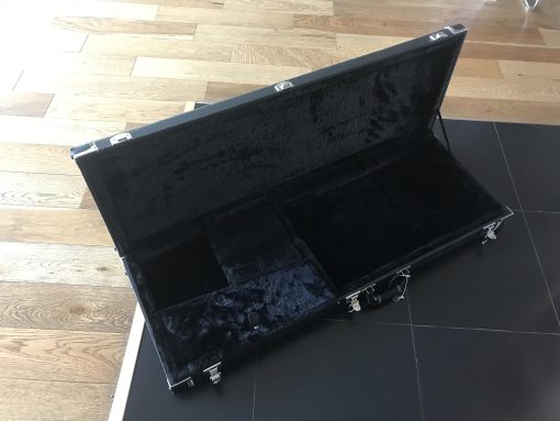 Estuche rigido cuadrado para guitarra electrica de alta calidad Lykos ST actualizado con micro surcos planos Flat Tweed para estilo ST TL con cerradura de pestillo acolchada (Negro) - Imagen 2
