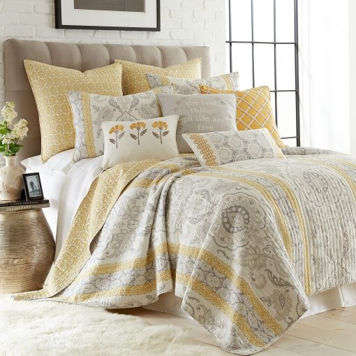 Juego de Colcha Levtex Home - St. Claire - Colcha King + Dos Fundas de Almohada King - Suzanis y Paisleys - Gris y Amarillo - Tamaño de la Colcha (106x92in.) y Tamaño de la Funda de Almohada (36x20in.) - Reversible