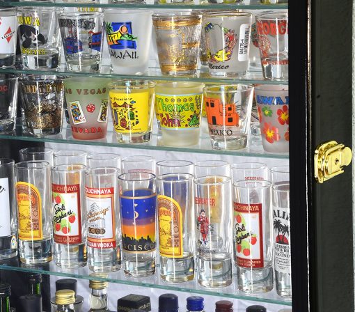 Gabinete exhibidor para vasos de chupito con grandes espejos y 7 estantes de vidrio ajustables, roble - Imagen 4
