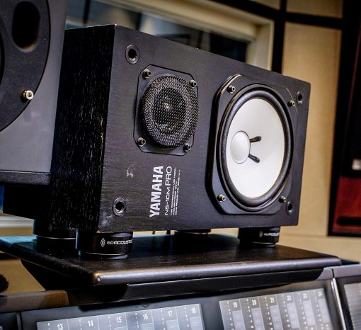 Aisladores acusticos de la serie Iso-Puck de IsoAcoustics (Iso-Puck, capacidad max. de 20 lbs/unidad, paquete de 8) - Imagen 6