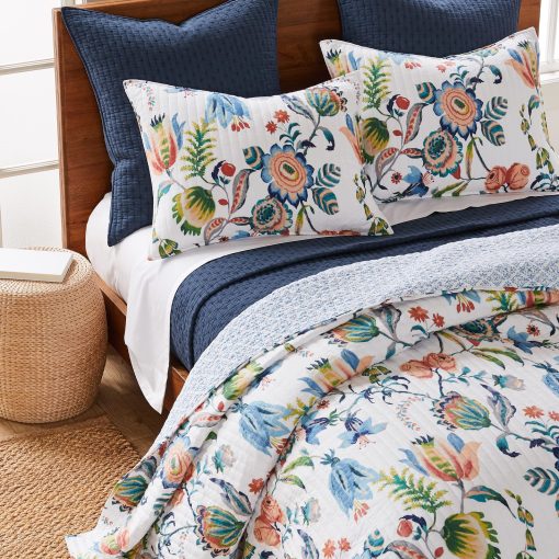 Juego de Colcha Levtex Home - Eleni - Colcha King y Dos Fundas King - Floral - Azul, Azul Marino, Coral, Verde, Blanco - Colcha (106x92in.) y Fundas (20x36in.) - Reversible - Algodon - Imagen 3