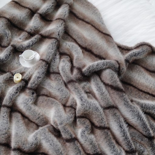 Manta de Piel Sintetica, Super Suave y Acogedora Manta de Lana para Cama y Sofa, Manta de Todas las Estaciones para Decoracion del Hogar (Gris, 74''x90'') - Imagen 3