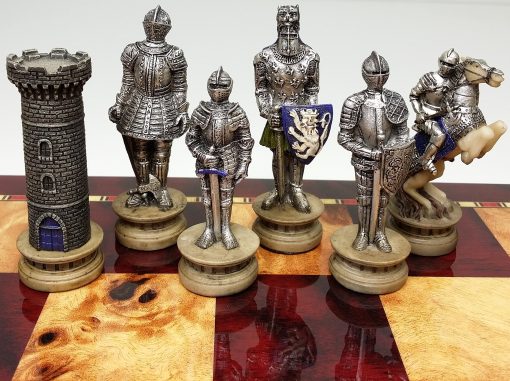 Juego de Ajedrez de Caballeros Armados de las Cruzadas de la Edad Media en Oro y Plata con Tablero de Cerezo Brillante y Color Madera Burlwood de 18" - Imagen 4