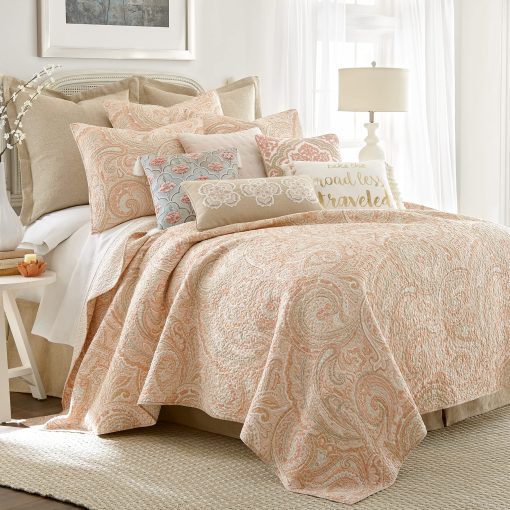 Levtex Home - Juego de Colcha Spruce Coral - Colcha Full/Queen (88x92 pulg.) + Dos Fundas de Almohada Estandar (26x20 pulg.) - Estampado de Paisley en Coral y Beige - Reversible - Algodon