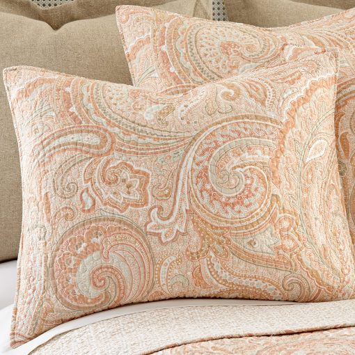 Levtex Home - Juego de Colcha Spruce Coral - Colcha Full/Queen (88x92 pulg.) + Dos Fundas de Almohada Estandar (26x20 pulg.) - Estampado de Paisley en Coral y Beige - Reversible - Algodon - Imagen 2