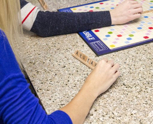 Super Scrabble - La version superdimensionada del mejor juego de palabras de todos los tiempos - De 2 a 4 jugadores - Edades de 8 anos en adelante - Imagen 5
