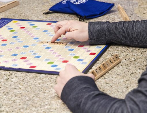 Super Scrabble - La version superdimensionada del mejor juego de palabras de todos los tiempos - De 2 a 4 jugadores - Edades de 8 anos en adelante - Imagen 3