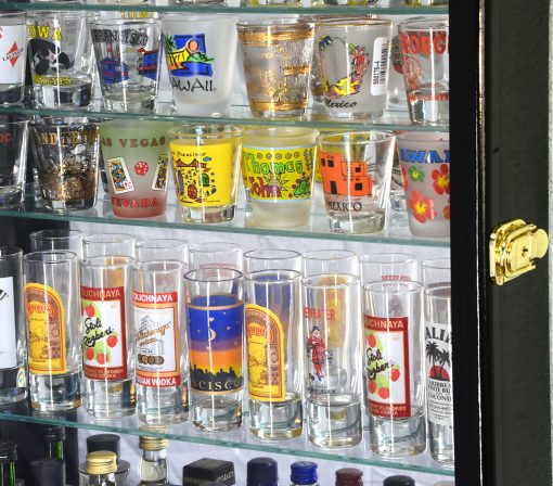 Gabinete exhibidor de vasos de chupito con espejo grande y 7 estantes de vidrio, color negro - Imagen 3