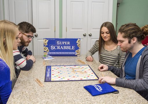 Super Scrabble - La version superdimensionada del mejor juego de palabras de todos los tiempos - De 2 a 4 jugadores - Edades de 8 anos en adelante - Imagen 2
