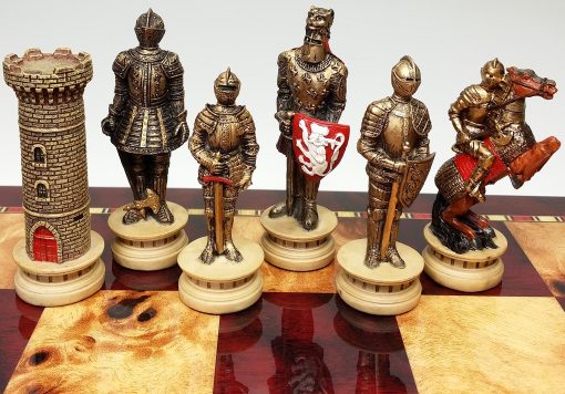 Juego de Ajedrez de Caballeros Armados de las Cruzadas de la Edad Media en Oro y Plata con Tablero de Cerezo Brillante y Color Madera Burlwood de 18" - Imagen 3