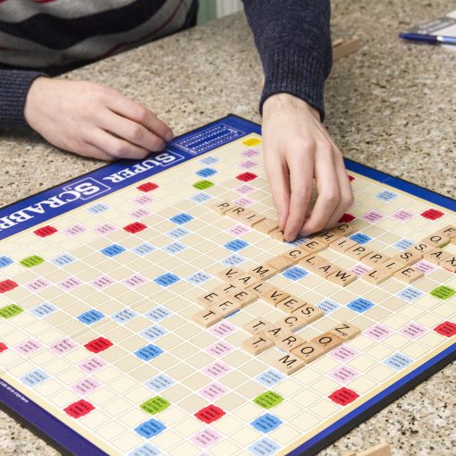 Super Scrabble - La version superdimensionada del mejor juego de palabras de todos los tiempos - De 2 a 4 jugadores - Edades de 8 anos en adelante - Imagen 6