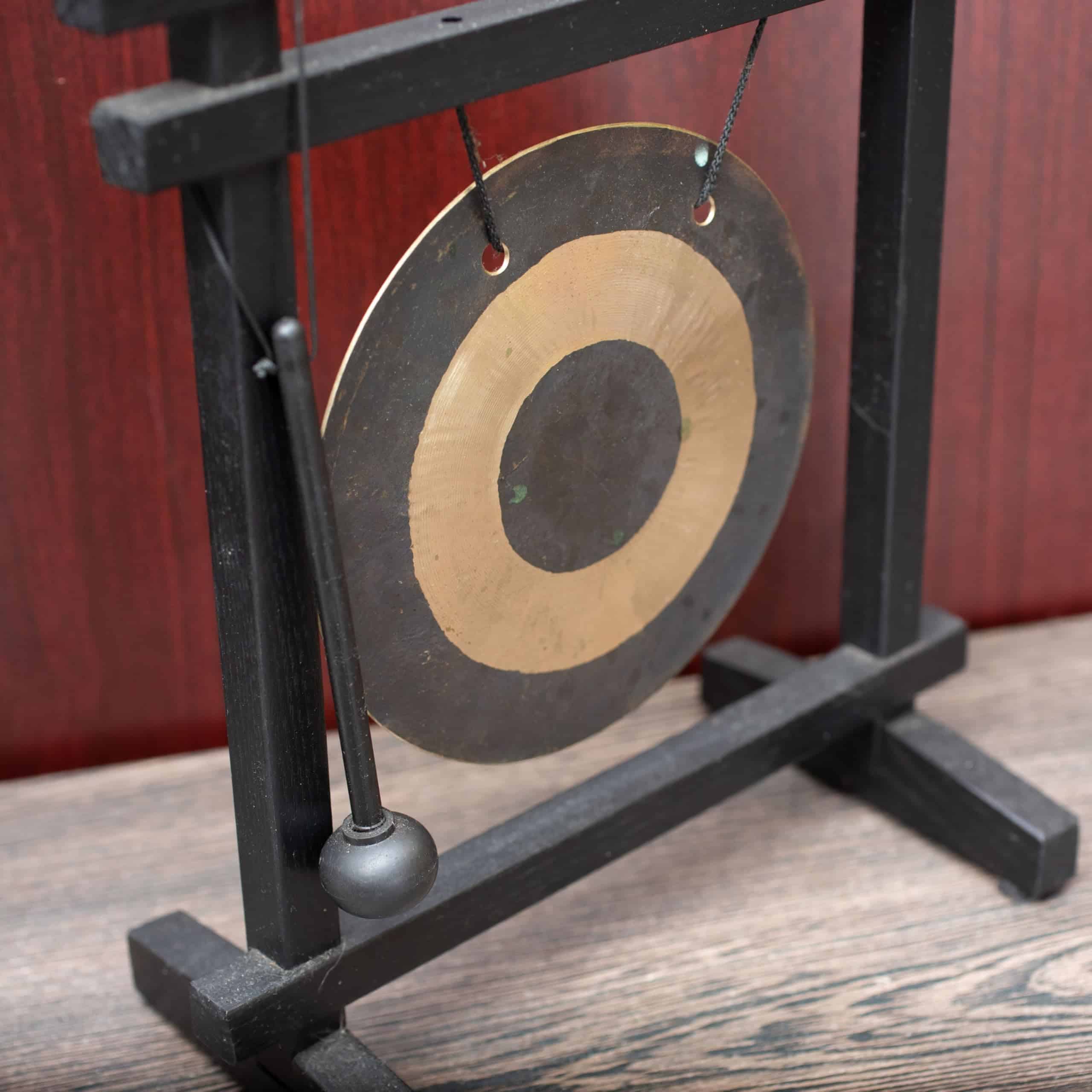 Gong de Escritorio Woodstock Chimes, Latón Martillado a - Imagen 6