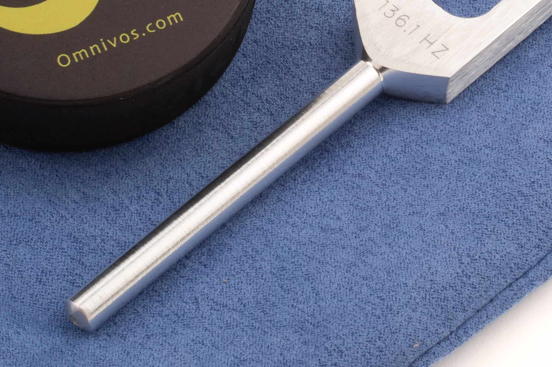 Tenedor de Afinación Ponderado Om 136.1 para Sanación de - Imagen 4