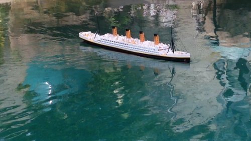 Barco de crucero modelo RMS Titanic 32" con luces - White