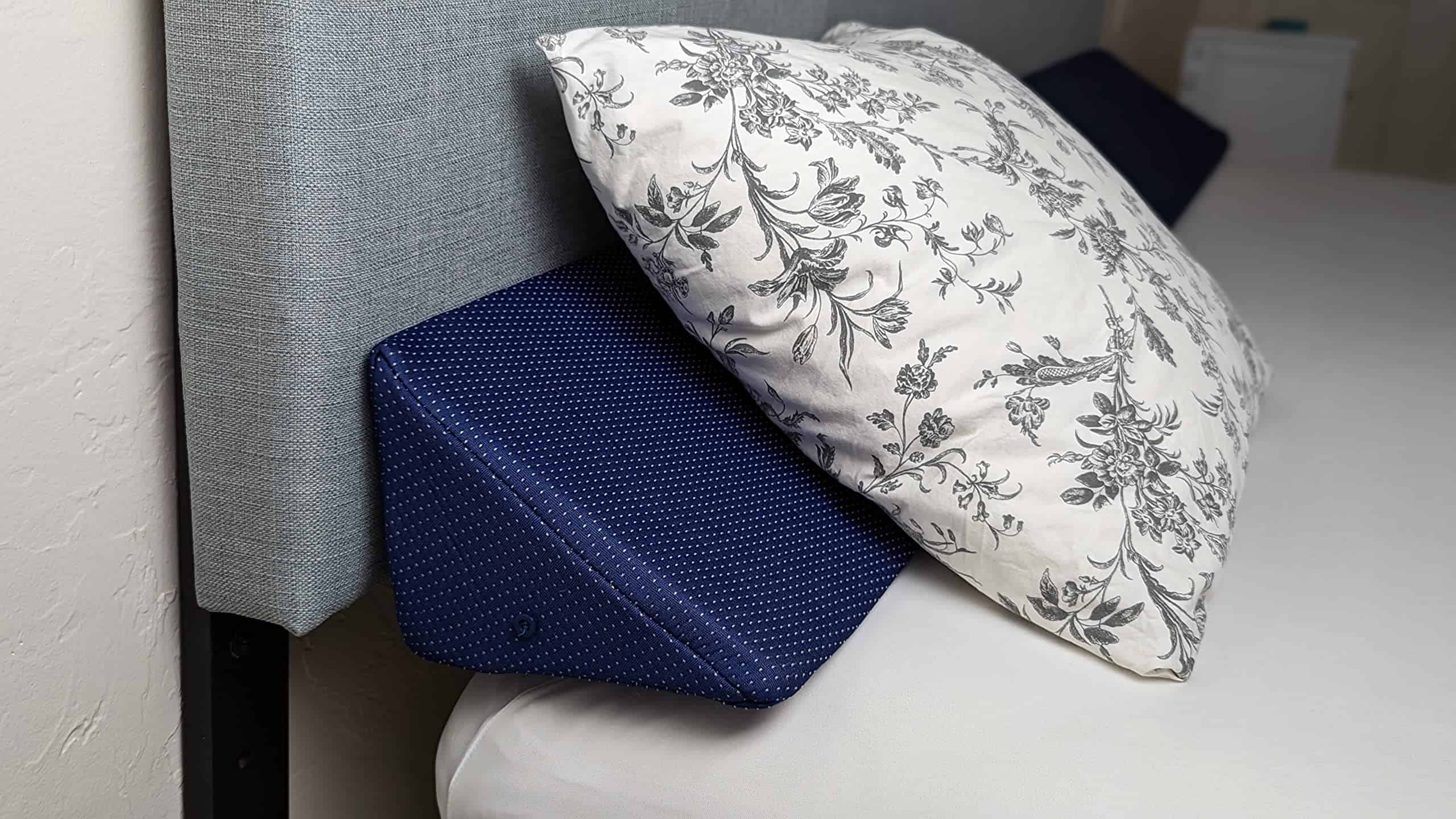 Almohada triangular de tamaño Queen Insieme (Azul) | - Imagen 6