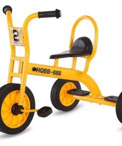 Triciclo para niños preescolares en el patio de recreo,