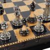 Conjunto de Hombres de Ajedrez en Cromo y Negro Cromo