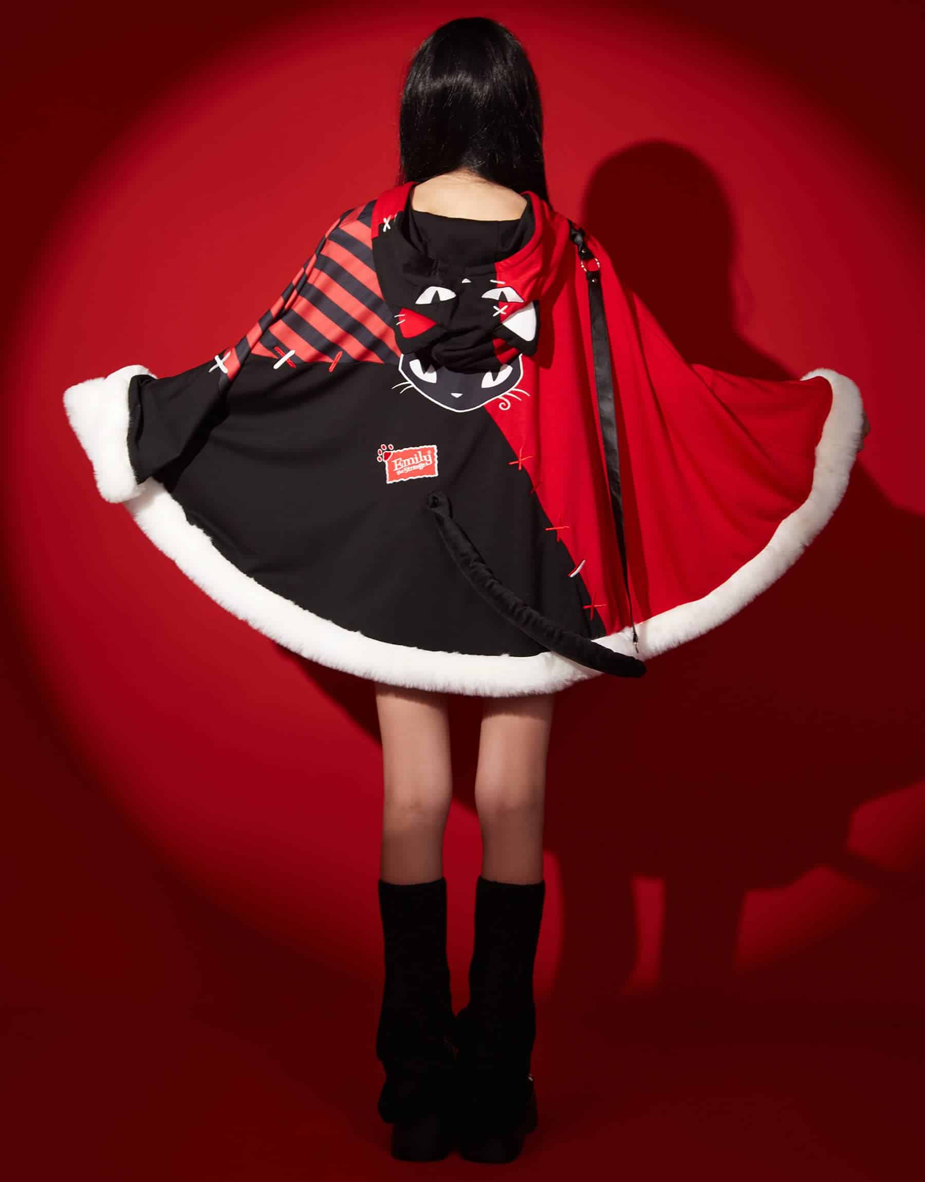 Capa de Halloween con estampado de gato Emily the Strange - Imagen 4