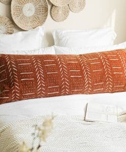 Funda de cojín corporal Boho BlissBlush en ladrillo rojo