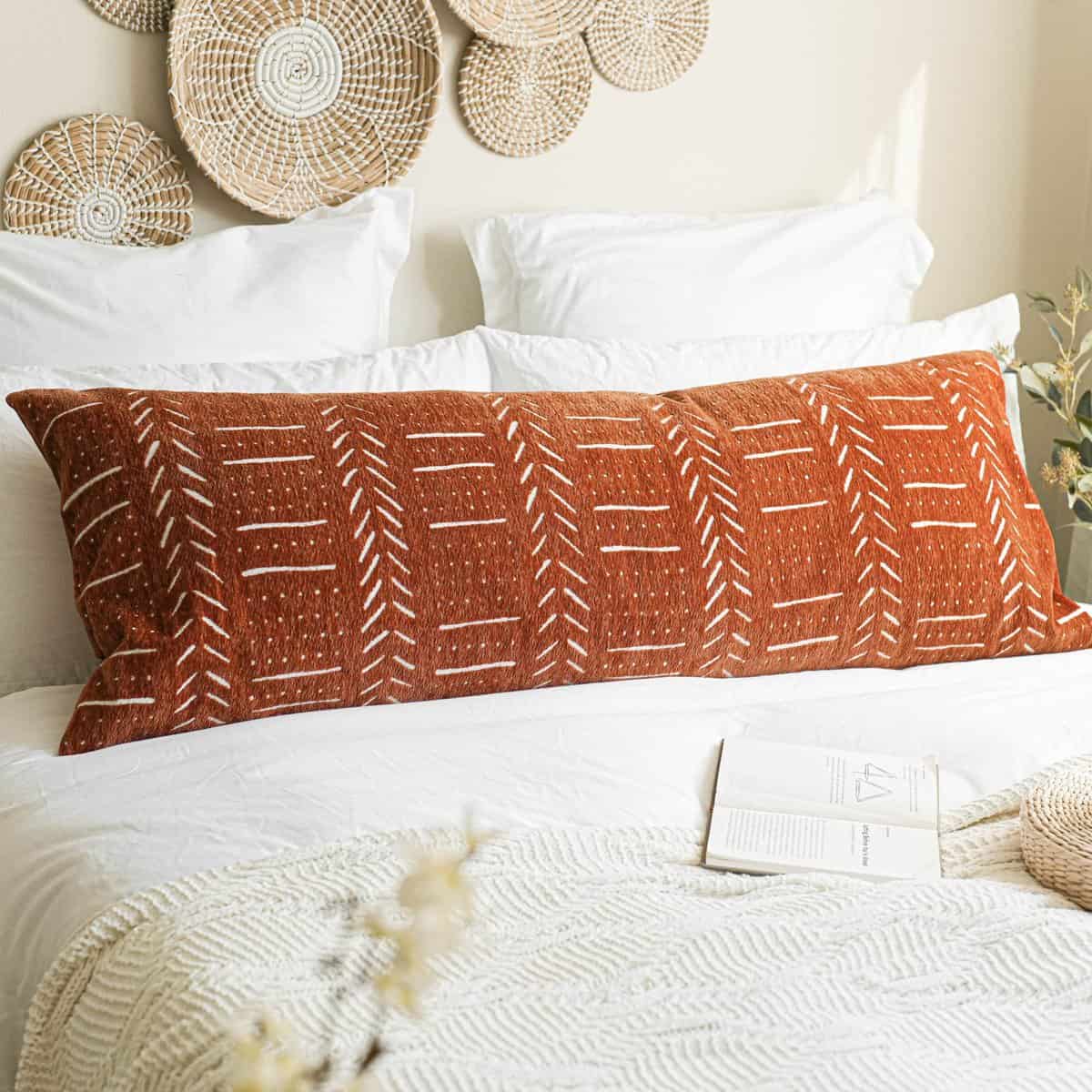 Funda de cojín corporal Boho BlissBlush en ladrillo rojo