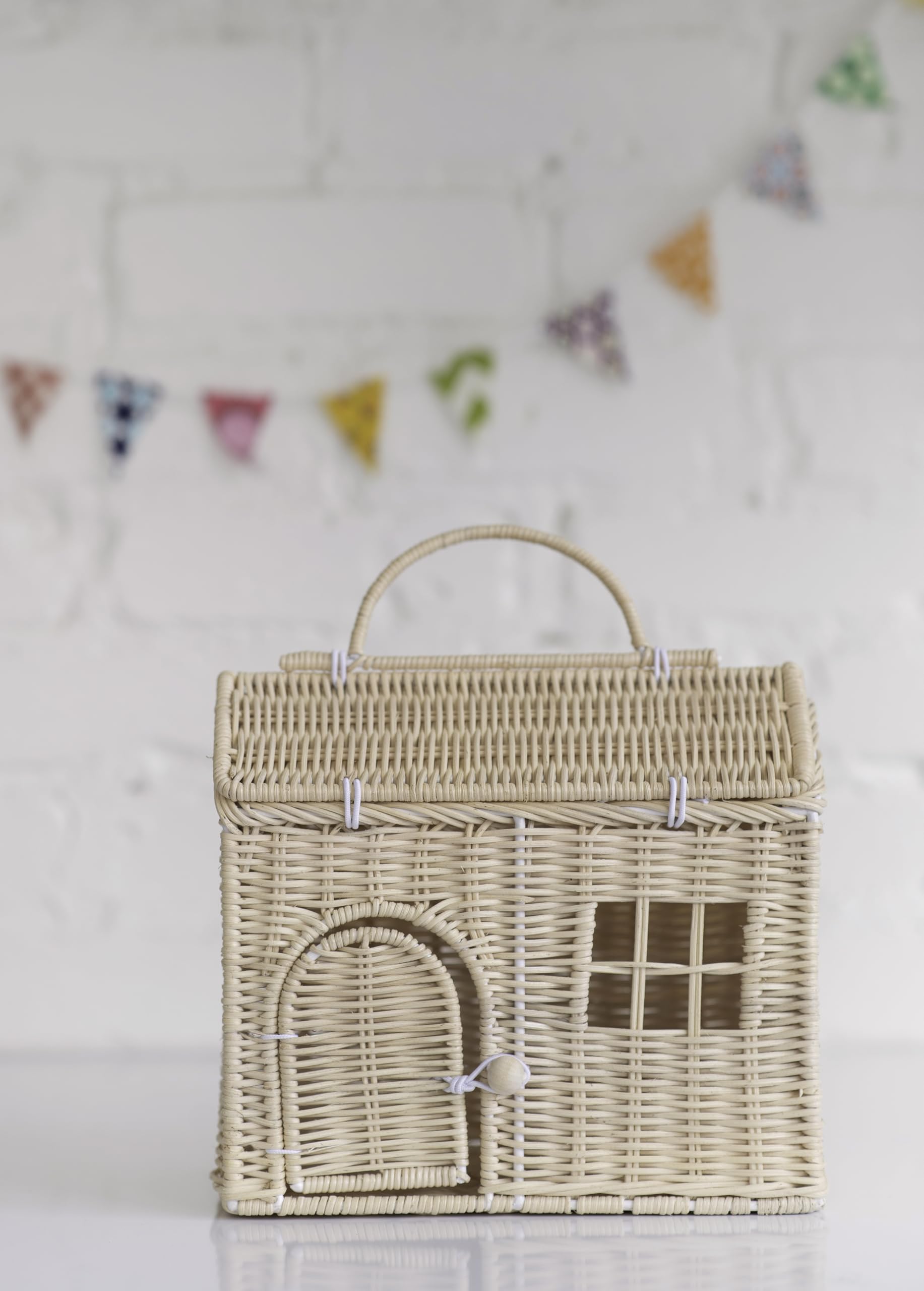 Canasta en forma de casa de mimbre Rool para muñecas - Imagen 3