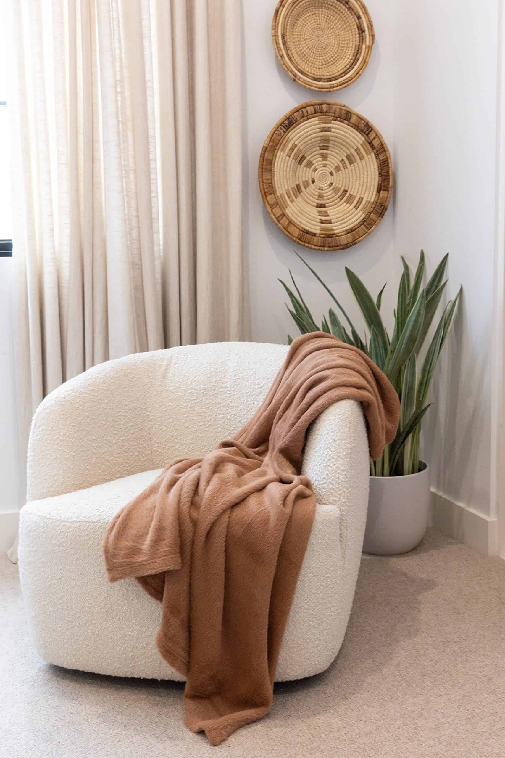 Manta Reversible Jennifer Adams Embrace 50" x 70", Suave y - Imagen 4