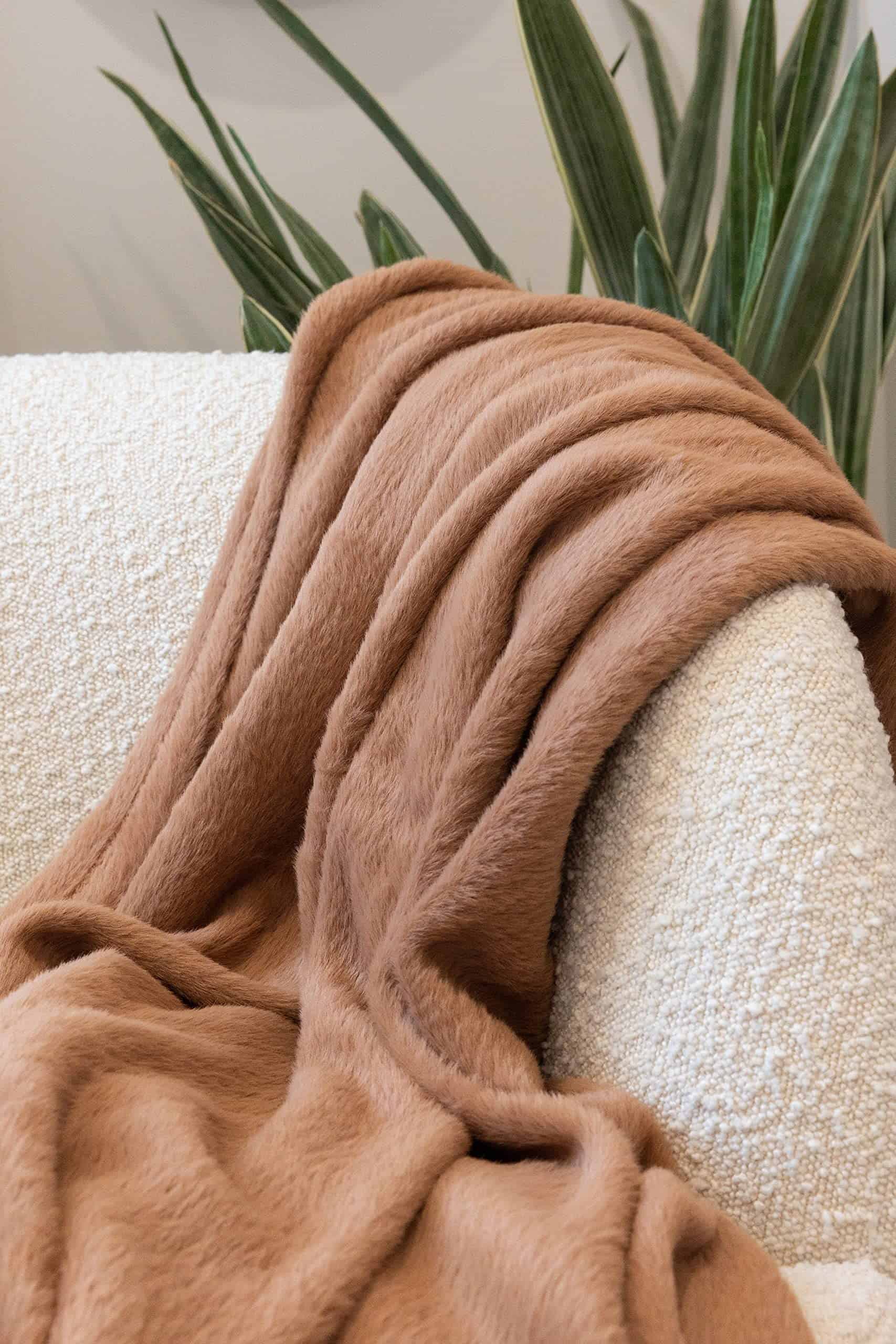 Manta Reversible Jennifer Adams Embrace 50" x 70", Suave y - Imagen 5