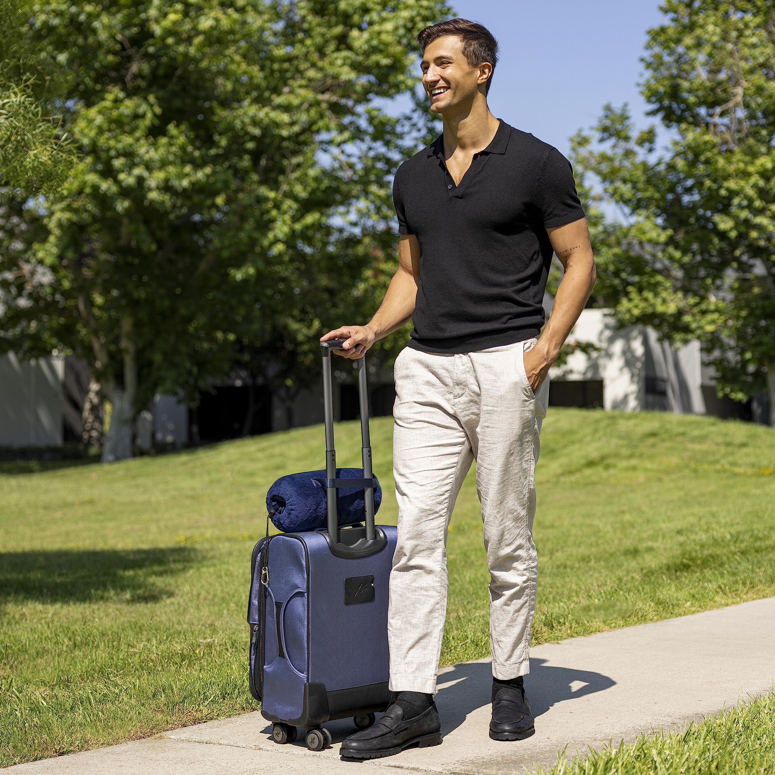 Manta de Viaje y Almohada BlueHills Premium de -Azul Marino - Imagen 5