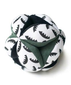 Pelota de agarre Montessori de Wee Gallery - Hojas