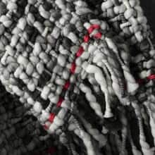 Manta Tejida Gruesa Gris y Negra DEMDACO 1004670229 de 50 x - Imagen 5