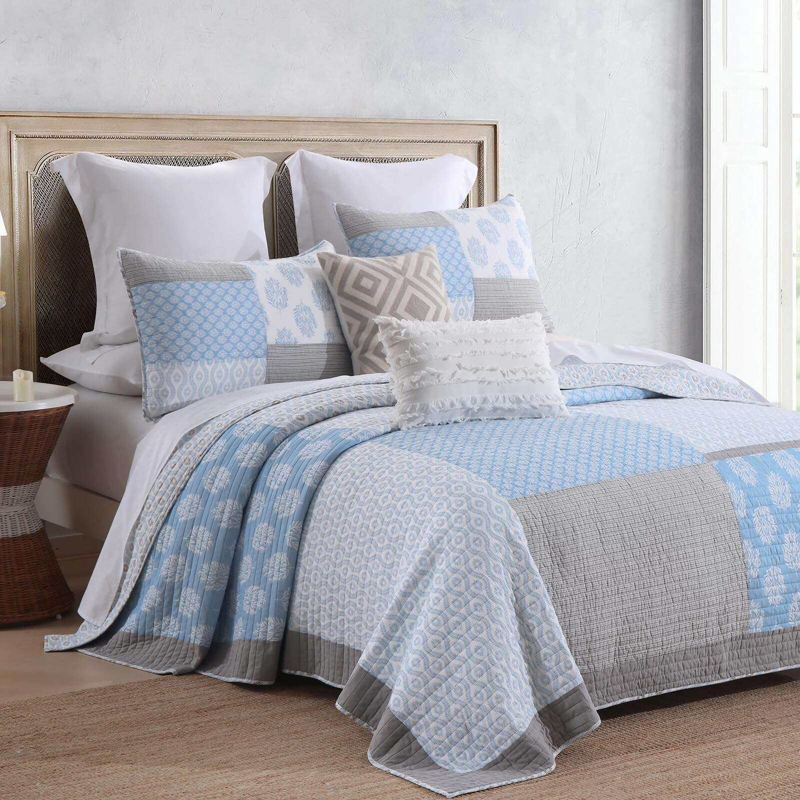 Colcha Patchwork Floral KALOOLA Azul Claro Tamaño Queen, - Imagen 3