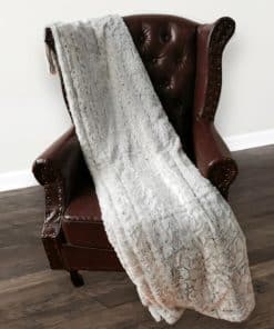 Manta de Minky Two Lumps of Sugar Grey Snow Leopard 60 x 72