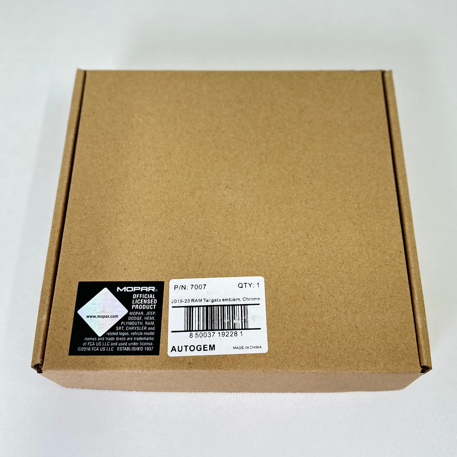 Emblema de portón trasero 2019-23 RAM, Cromo - Imagen 4