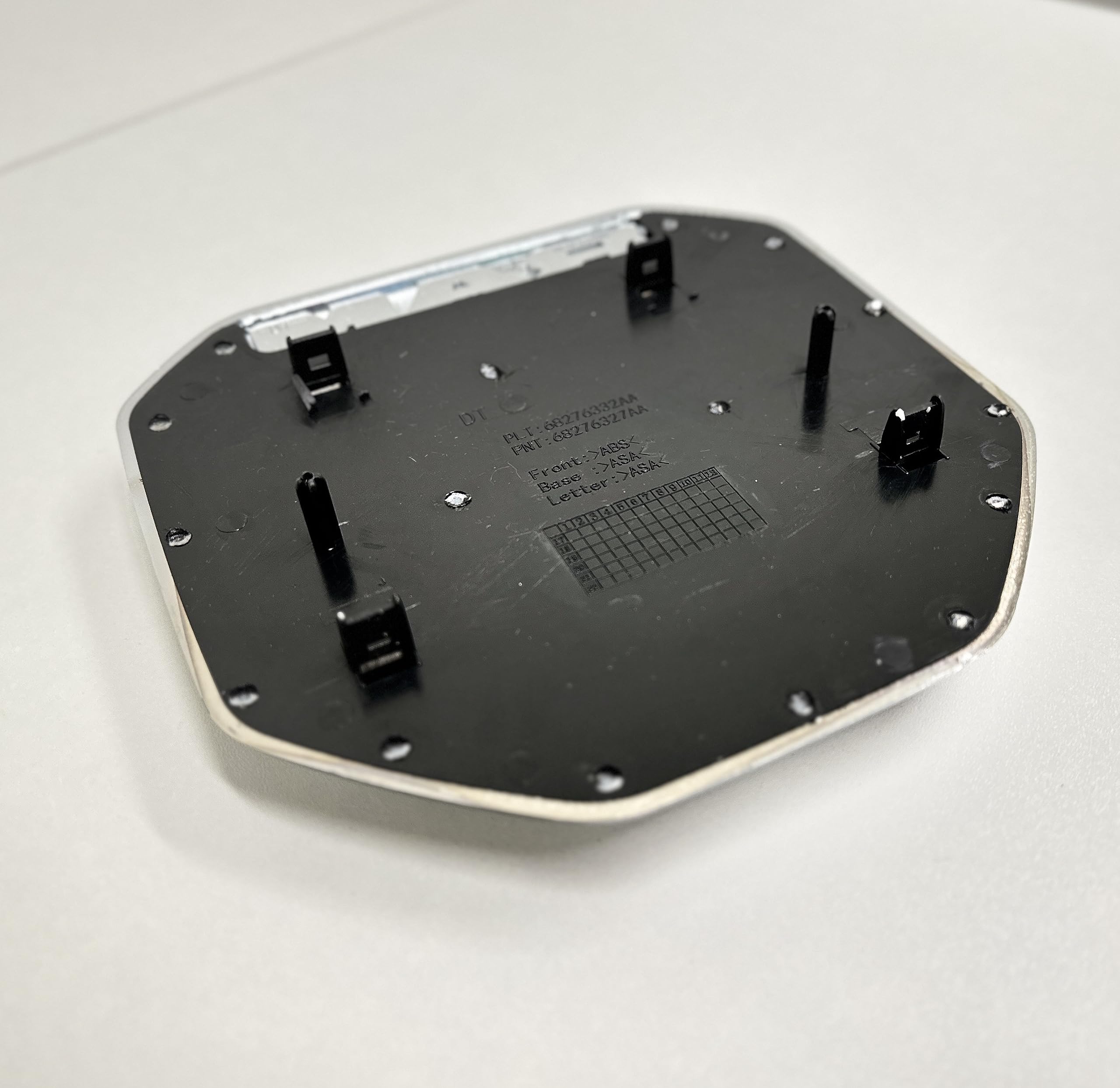 Emblema de portón trasero 2019-23 RAM, Cromo - Imagen 5