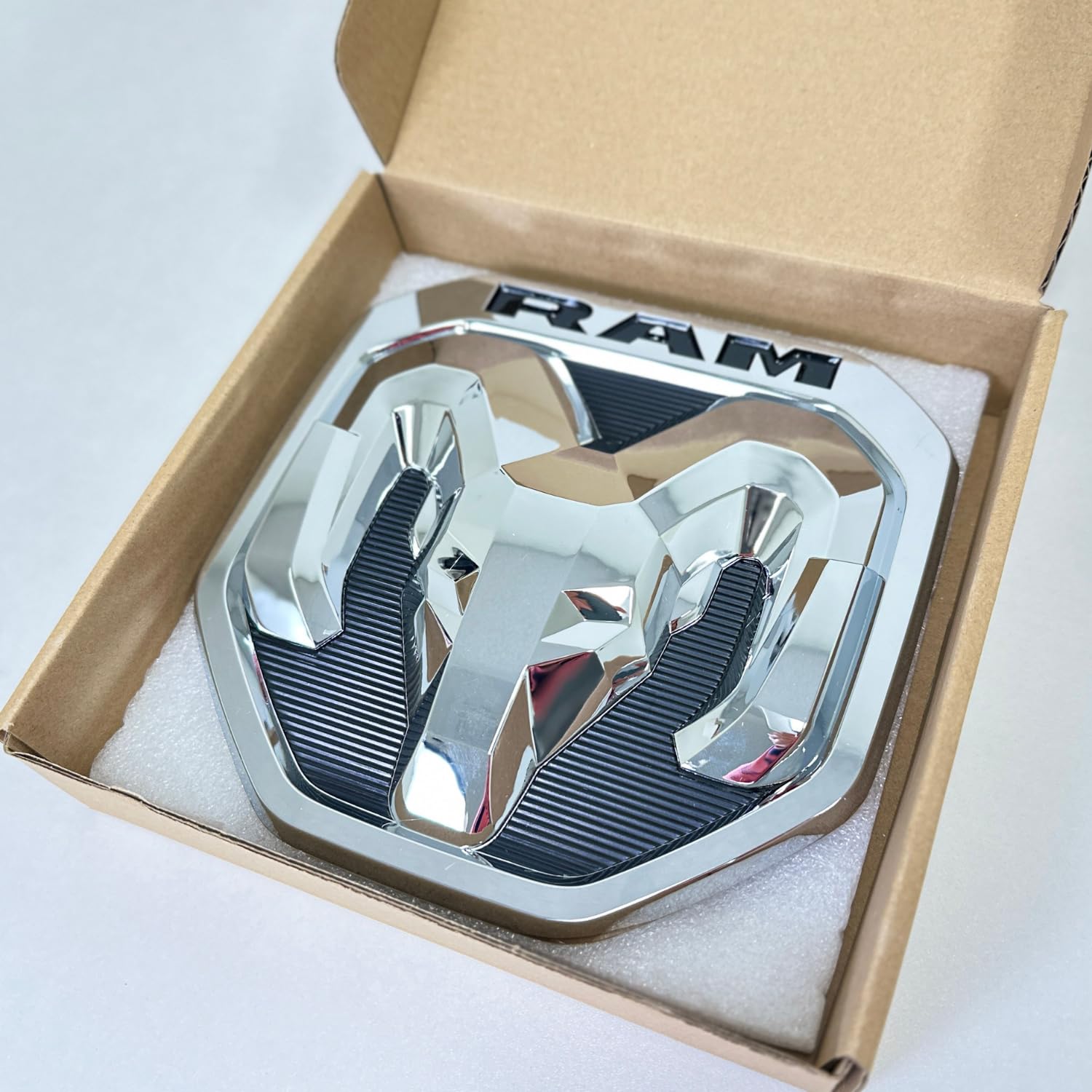 Emblema de portón trasero 2019-23 RAM, Cromo - Imagen 3