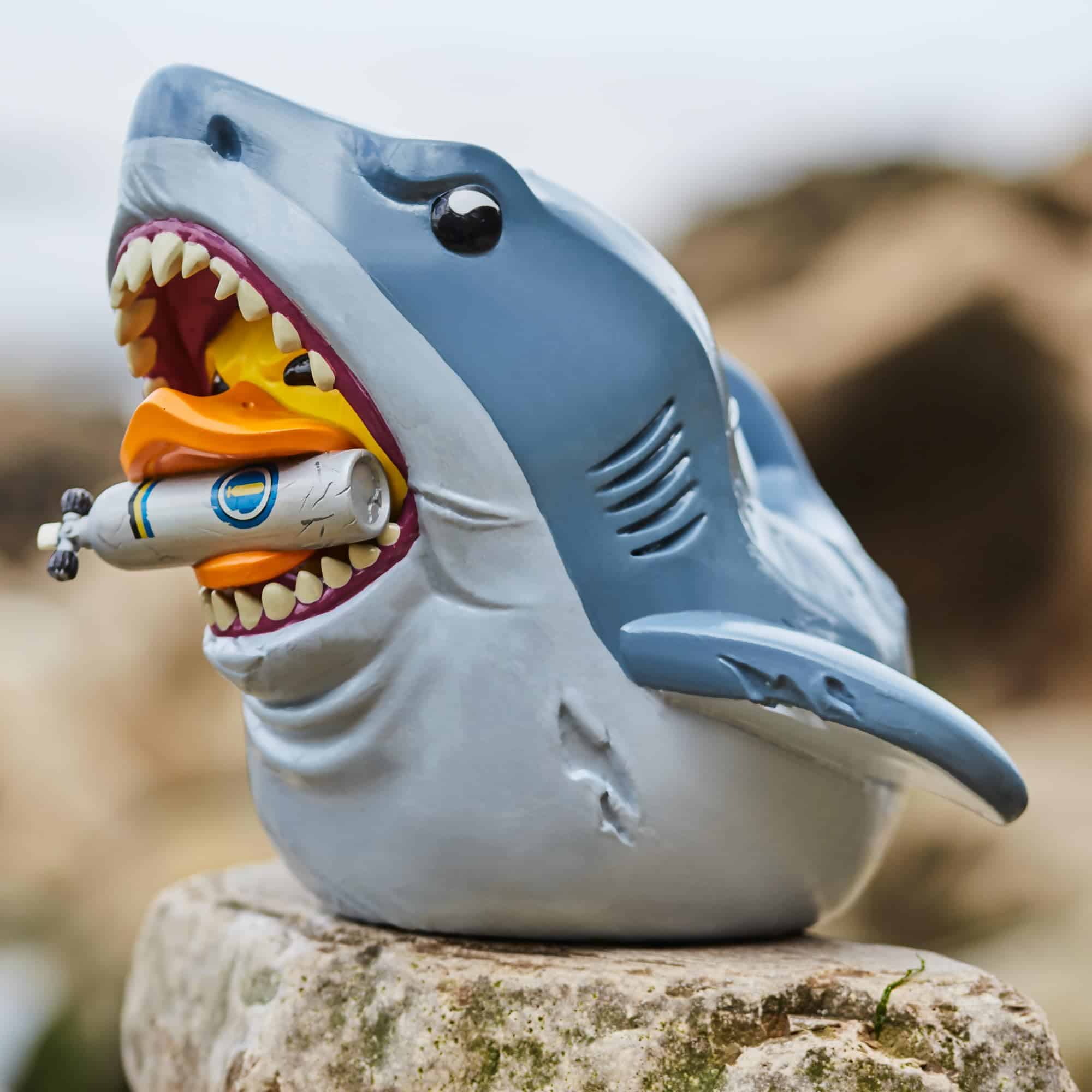 Figura de Pato de Vinilo Gigante Bruce (Botella de Gas) de - Imagen 7