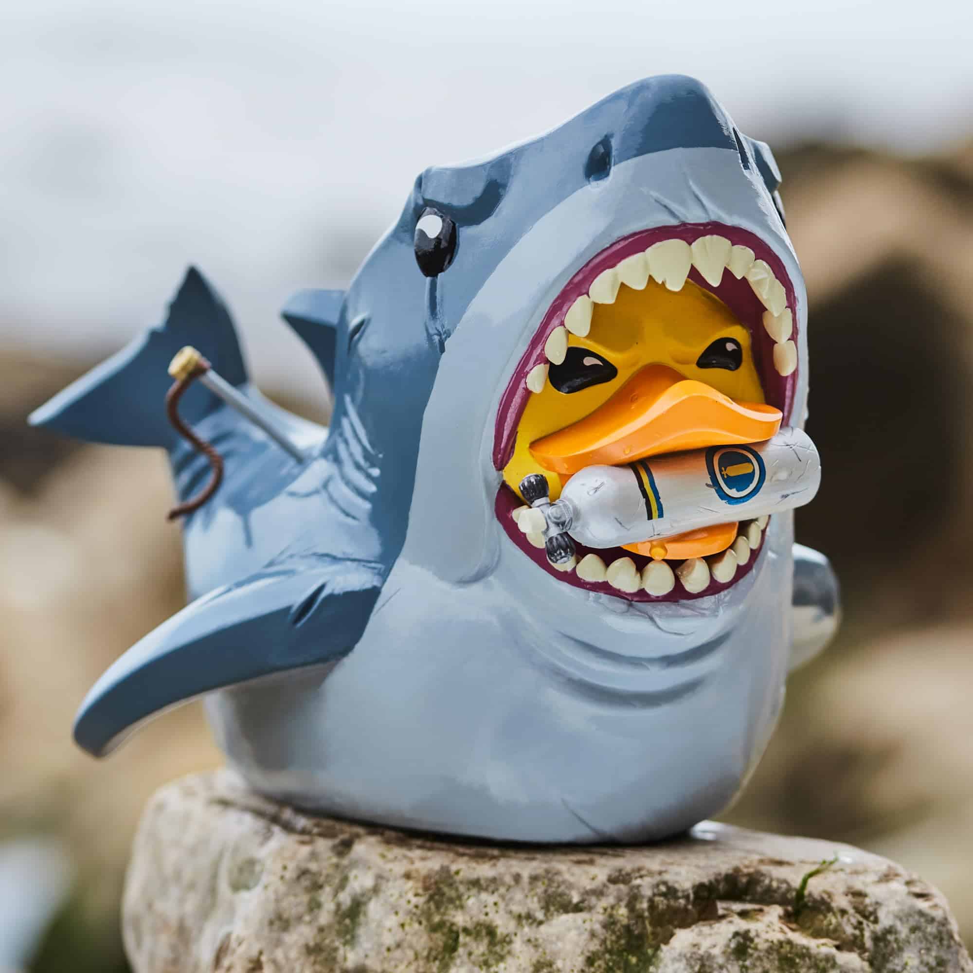 Figura de Pato de Vinilo Gigante Bruce (Botella de Gas) de - Imagen 3