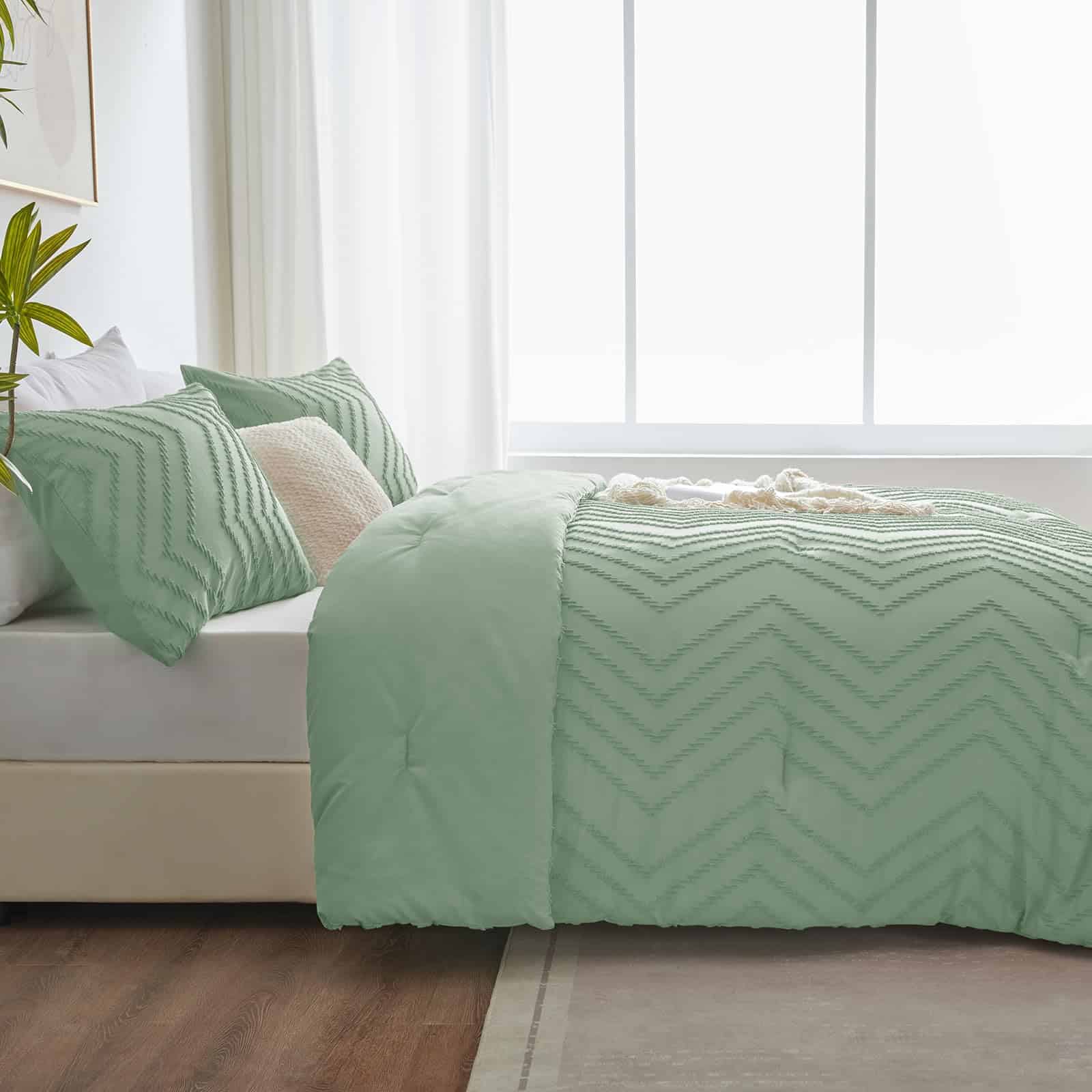 Juego de edredón tamaño King CozyLux color verde salvia - 3 - Imagen 8