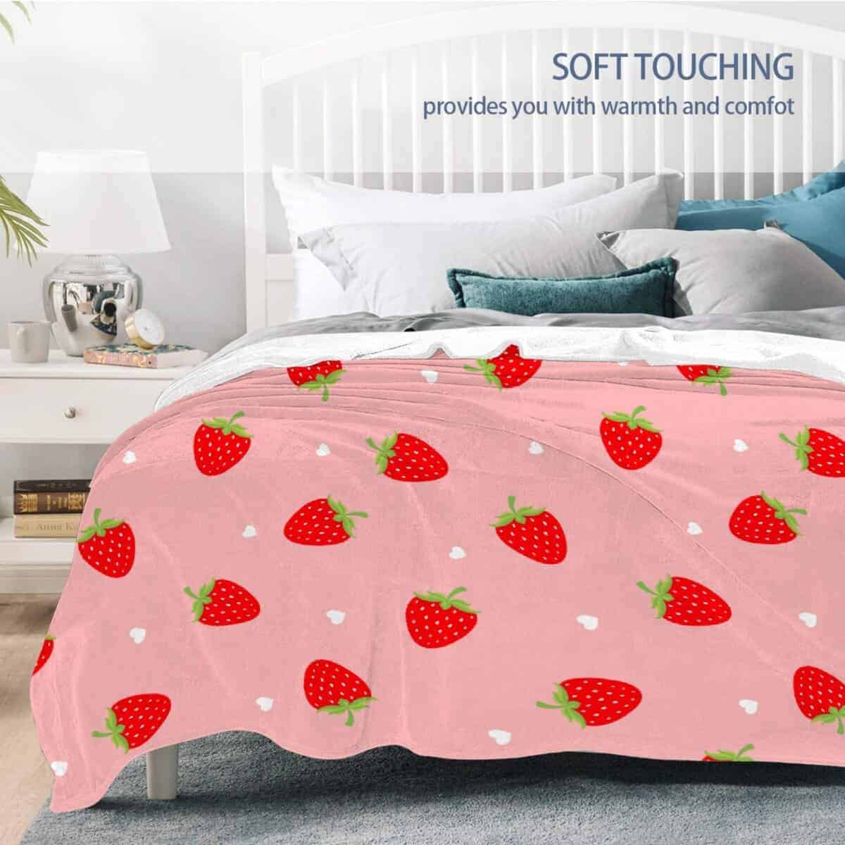 Manta de Felpa Ultra Suave Rosa con Estampado de Fresas - Imagen 8