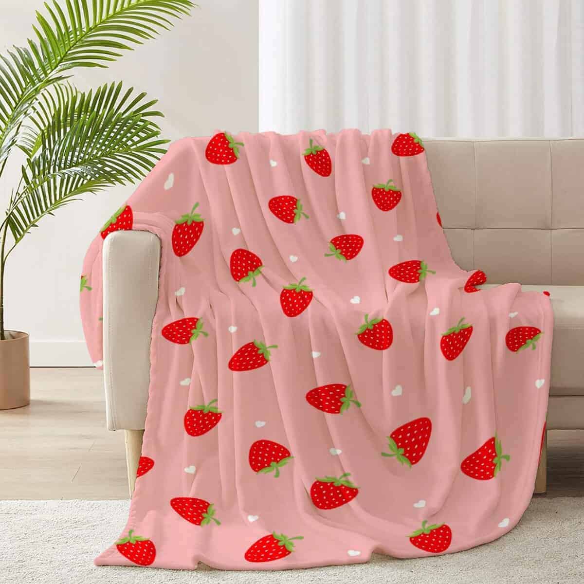 Manta de Felpa Ultra Suave Rosa con Estampado de Fresas - Imagen 4