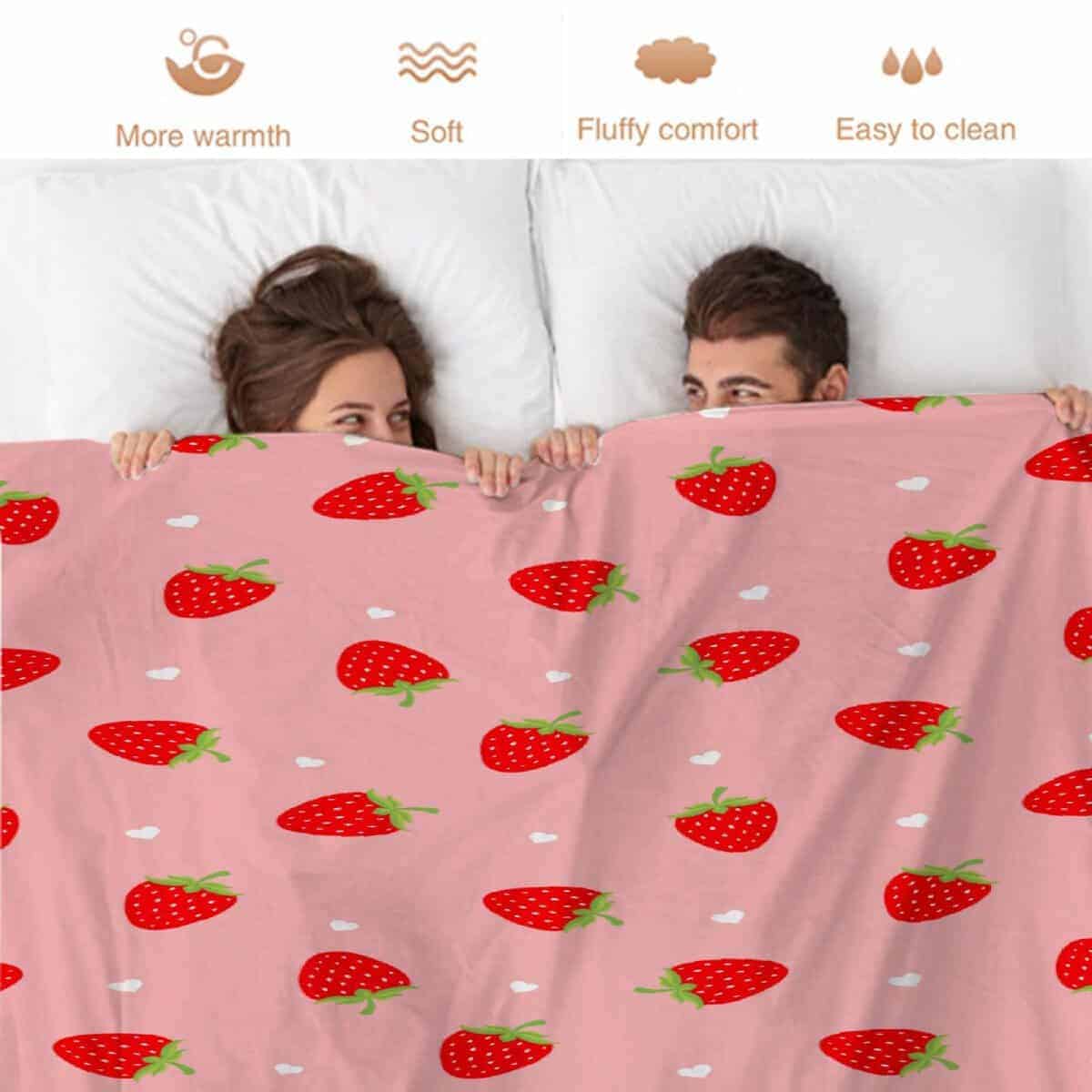 Manta de Felpa Ultra Suave Rosa con Estampado de Fresas - Imagen 6